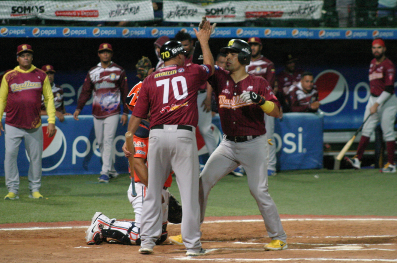 Bates turcos vapulearon a Caribes en primero de la serie