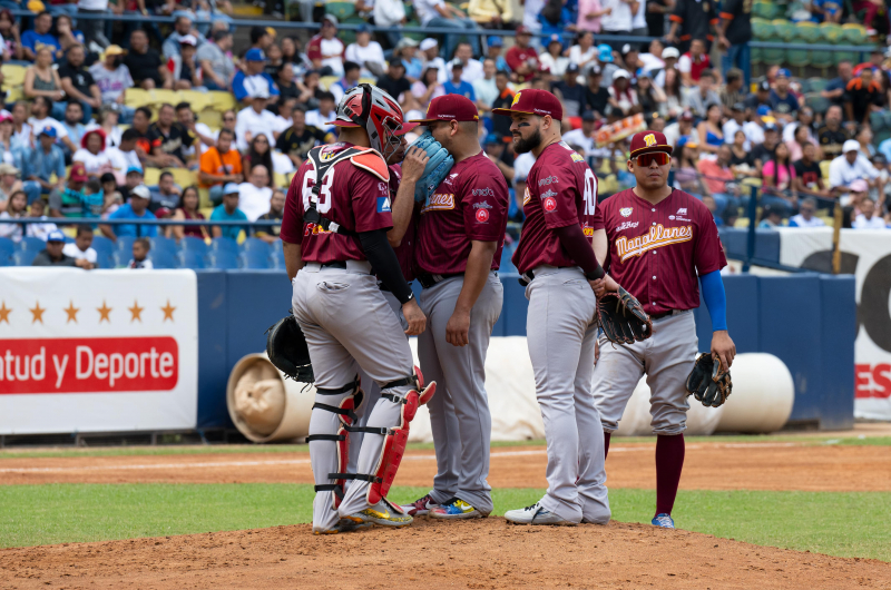 Derrota ante Tiburones en el Estadio Universitario