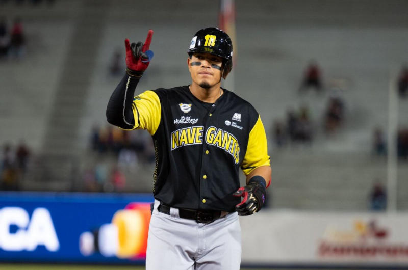 Romer Cuadrado hace la transición de los jardines al infield