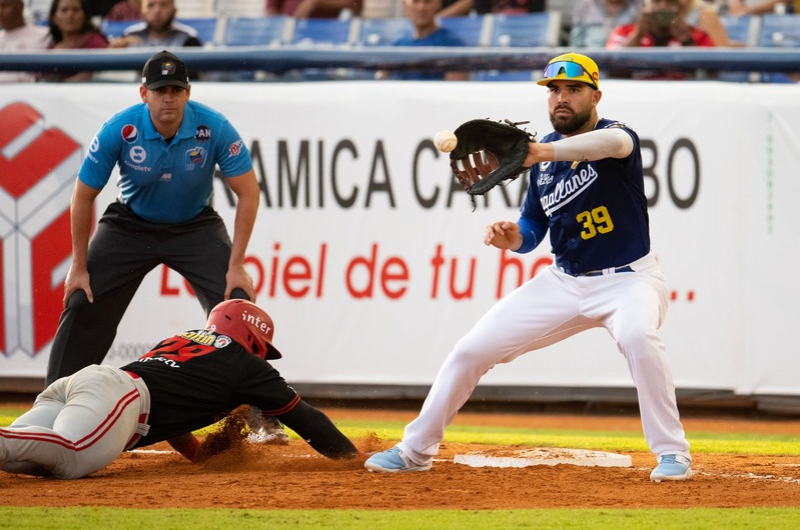 Magallanes cayó en el primero de la doble tanda ante Cardenales