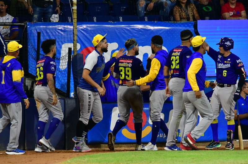 Magallanes le cayó a batazos a Tiburones en Caracas