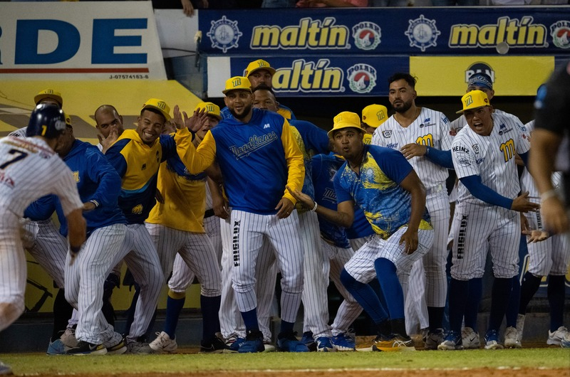 Con batazos oportunos y buen relevo La Nave dominó a Tiburones