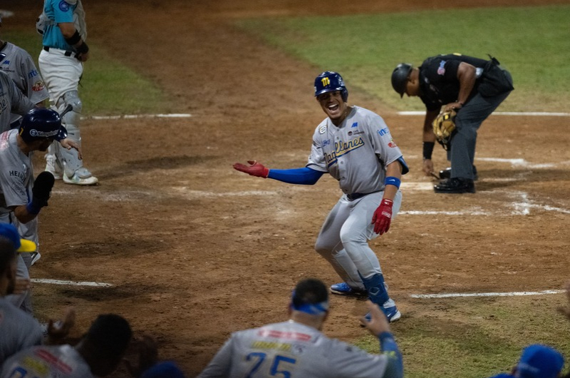 Magallanes explotó su ofensiva ante Bravos y sigue enrachado