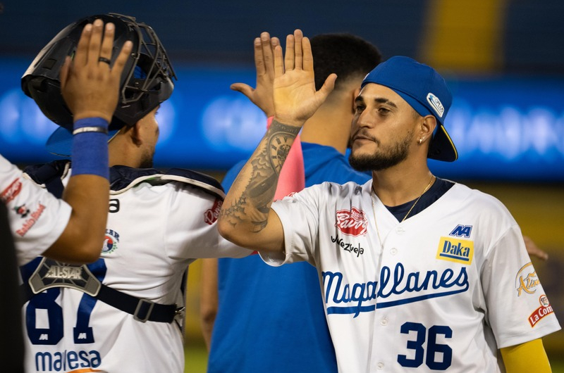 Magallanes frenó a Tiburones y se mantiene en la pelea